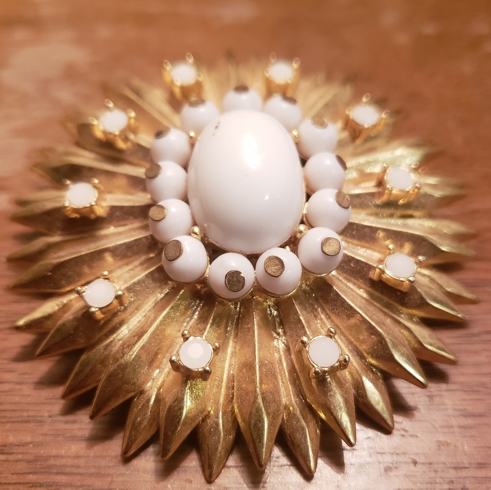 White and Gold Tone Vintage Brooch